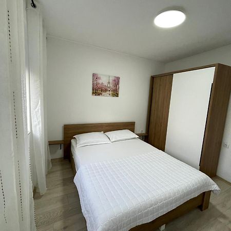 Nessi Apartment 普里什蒂纳 外观 照片